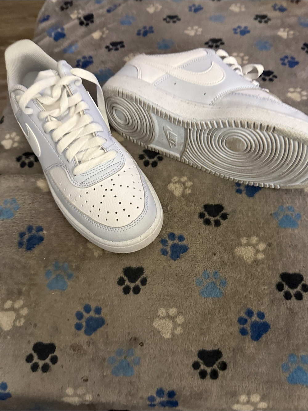 Women’s Nike White Leather Low-Top Sneakers with Perforated Toe size 8.5 - Picture 2 of 3
